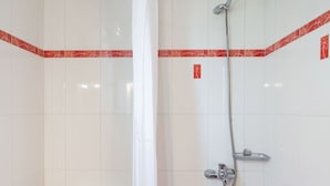 A bathroom with a shower, toilet, and bathtub. - Casa Vardani 3 Modern Central Apartment (Lefkada)