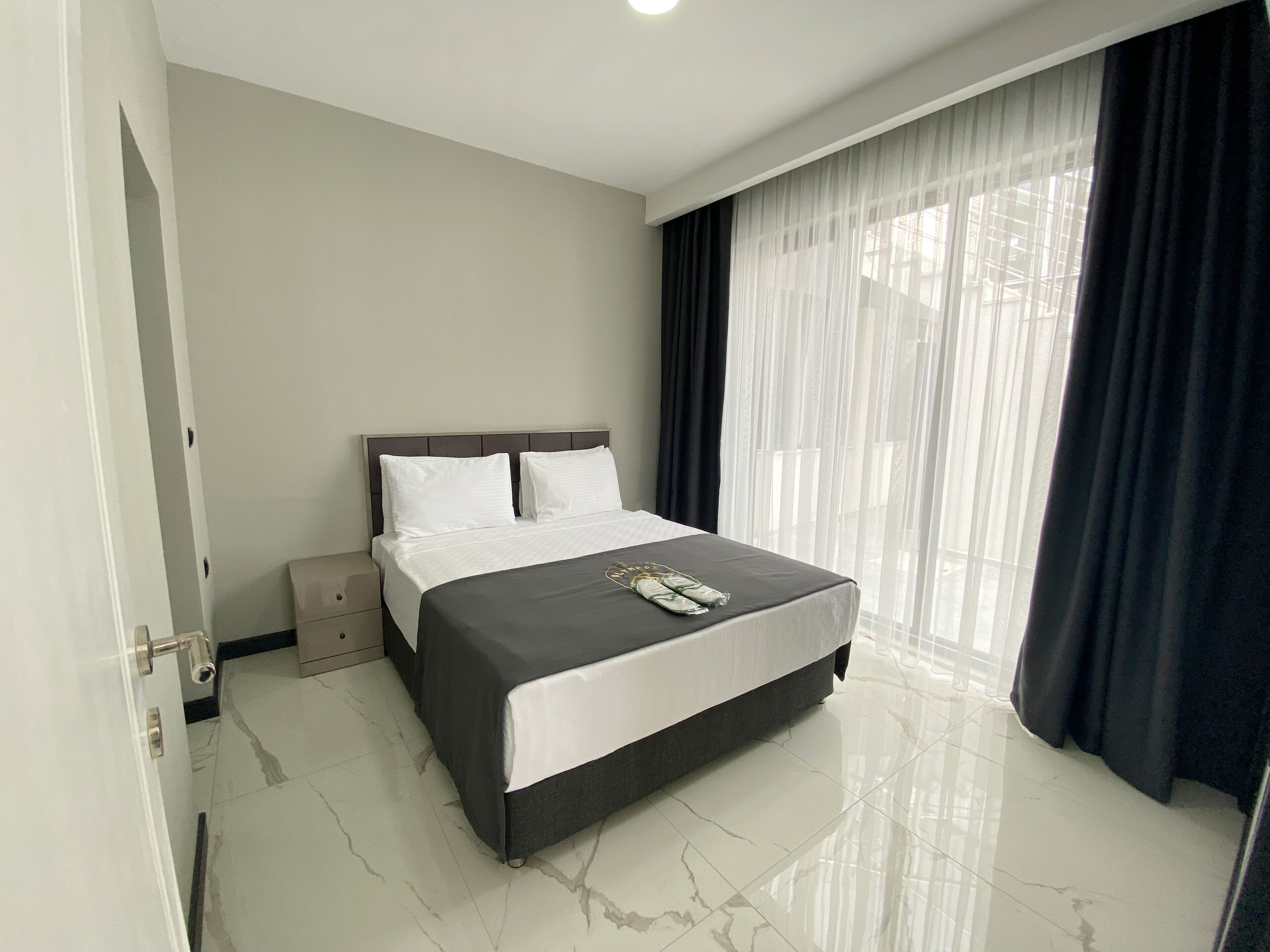 Suite junior | Minibar con artículos gratuitos, caja fuerte, decoración individual