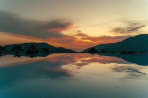 Una piscina al aire libre de temporada