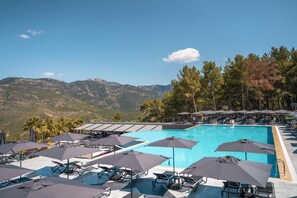 Una piscina al aire libre de temporada