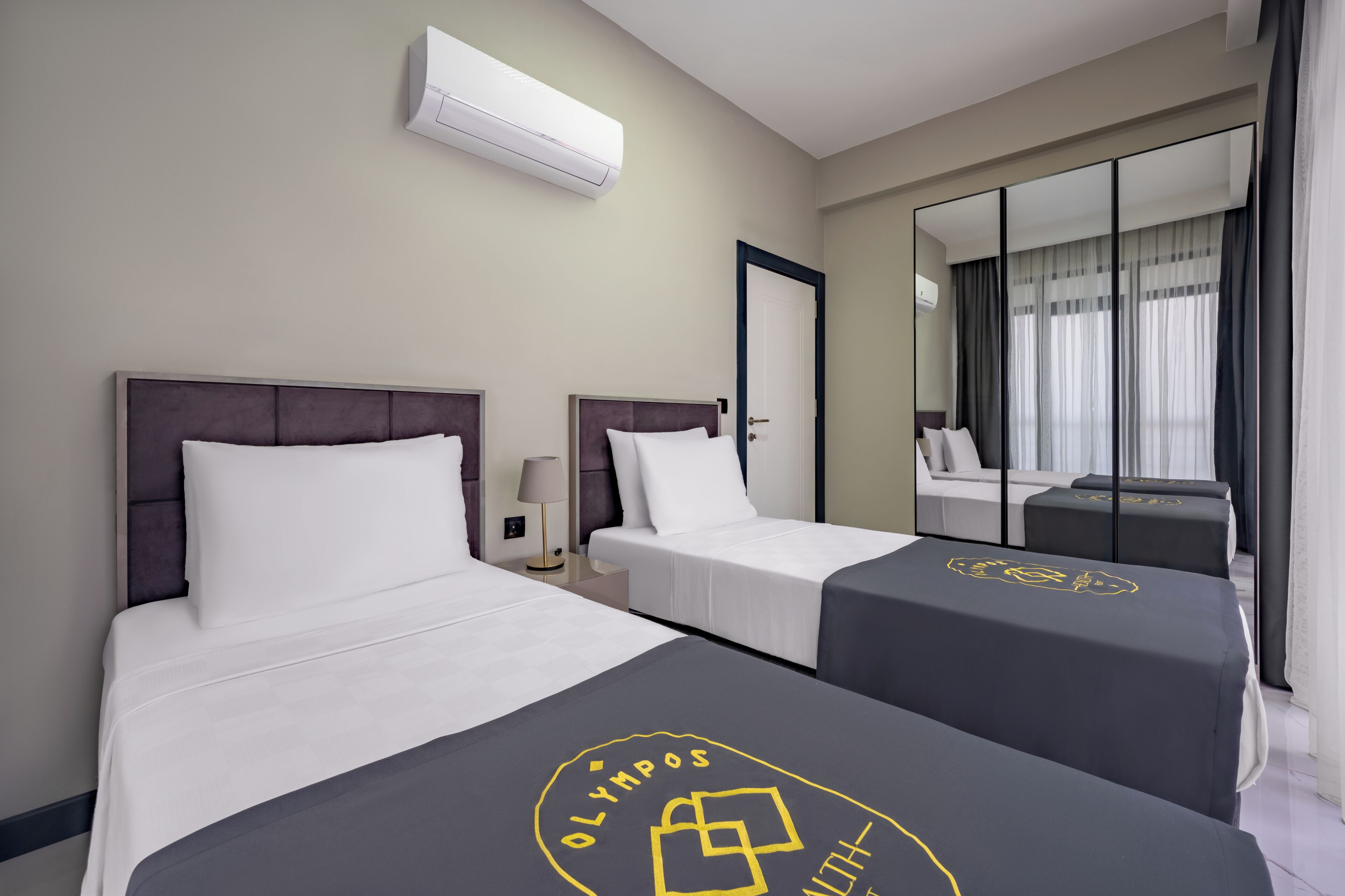 Suite ejecutiva, vistas al jardín | Minibar con artículos gratuitos, caja fuerte, decoración individual