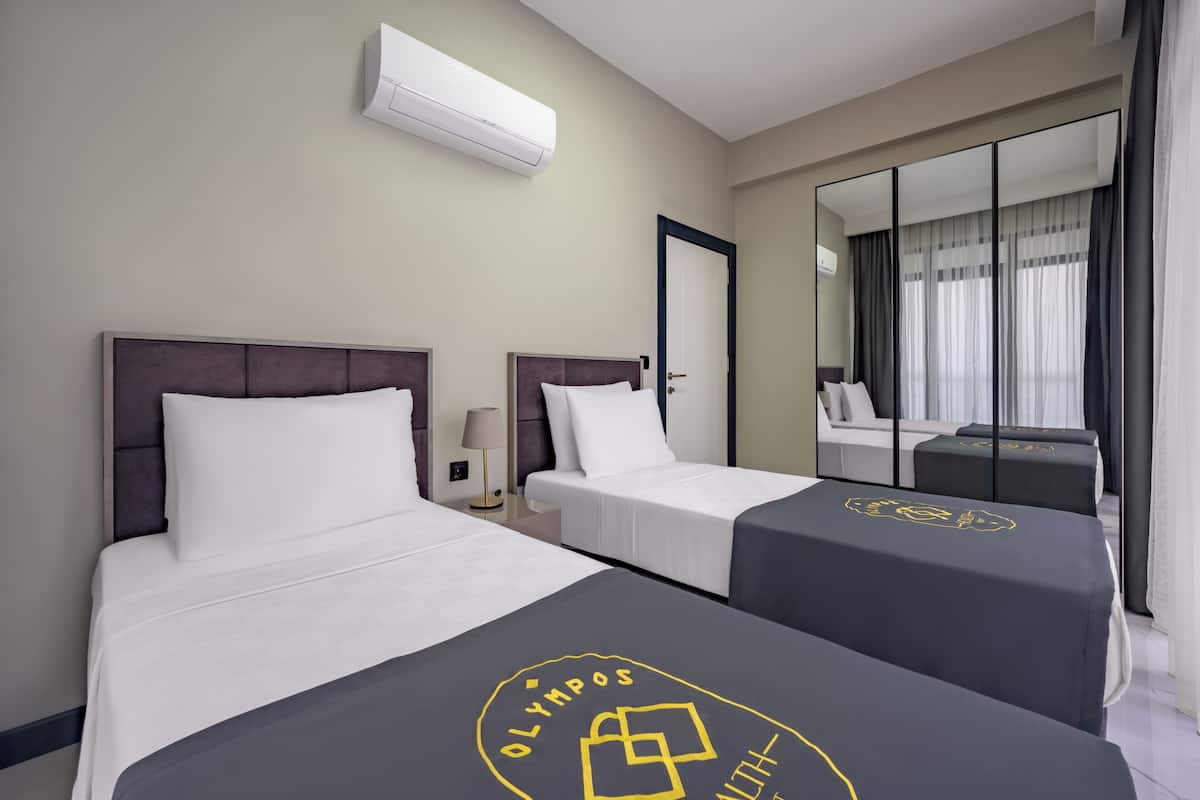 Executive Suite, Garden View | Free minibar, in-room safe, individually decorated