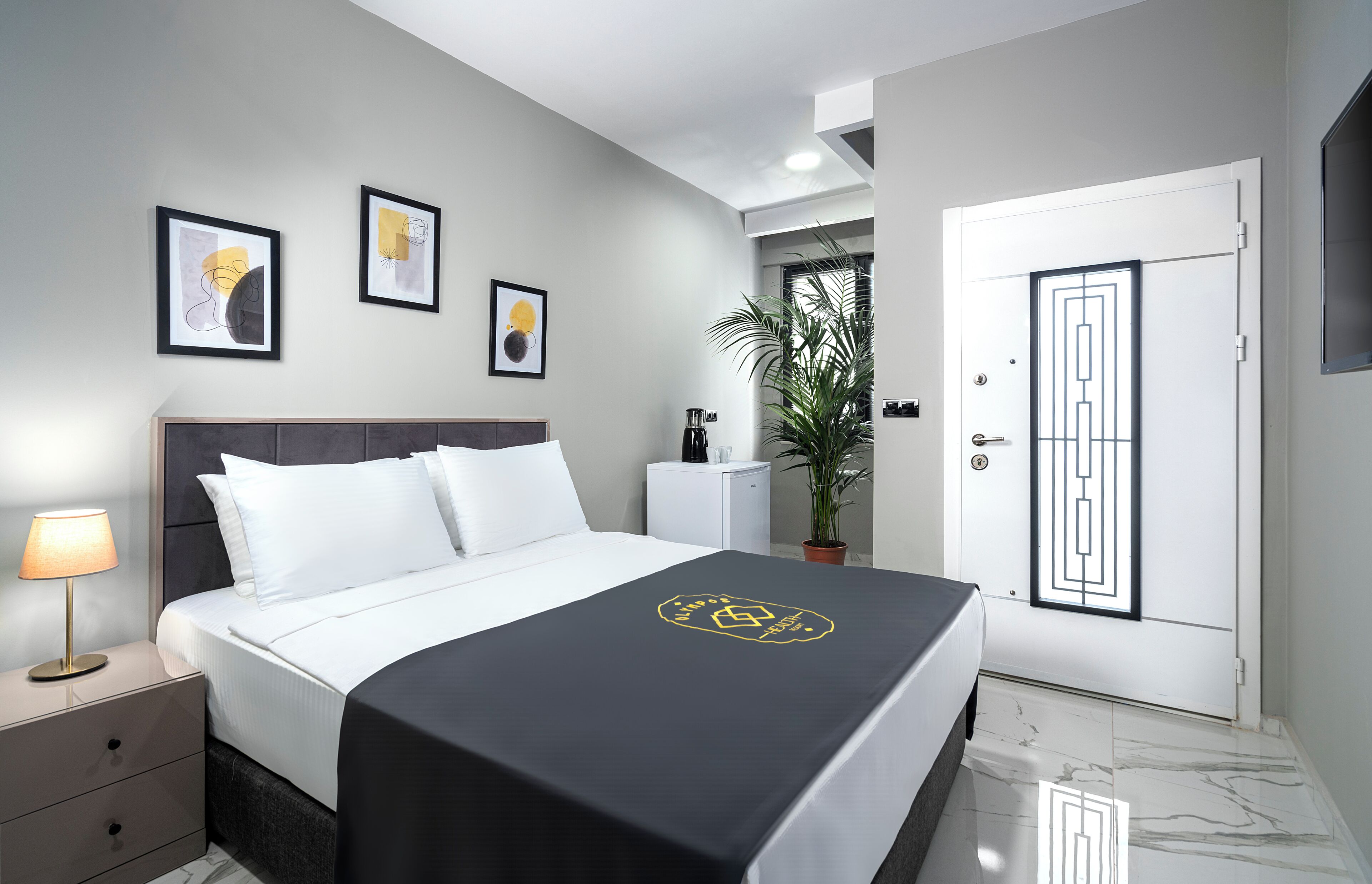 Habitación doble superior | Minibar con artículos gratuitos, caja fuerte, decoración individual