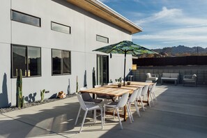 Outdoor dining - • Luxury Joshua Tree retreat near Joshua Tree National Park (Joshua Tree)