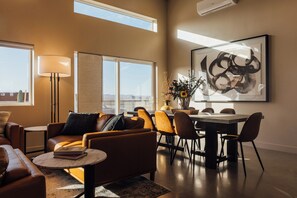 Living area - • Luxury Joshua Tree retreat near Joshua Tree National Park (Joshua Tree)