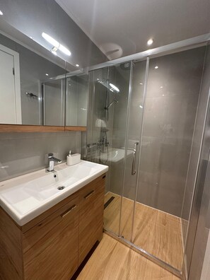 Hair dryer, towels - Studio 7 - Elpida Luxury Suites (Nydri)