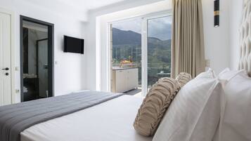 3 bedrooms, iron/ironing board, travel cot, free WiFi