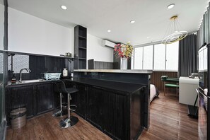 Habitación doble Deluxe, vista al río | Cocina privada | Refrigerador y utensilios de cocina