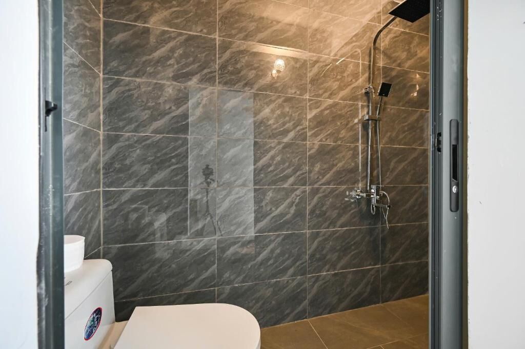Habitación estándar doble | Baño | Ducha, secador de pelo y toallas