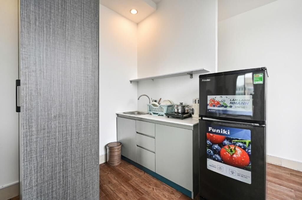 ファミリー ルーム リバービュー | 専用キッチン | 冷蔵庫、調理器具と食器