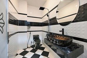Habitación familiar, vista al río | Baño | Regadera, secadora de cabello, toallas