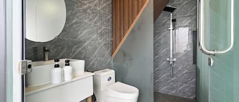 Deluxe-Doppelzimmer, Flussblick | Badezimmer | Dusche, Haartrockner, Handtücher