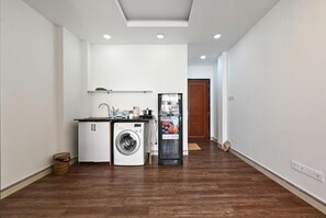 Suite, River View | Private kitchen | Fridge, cookware/dishes/utensils