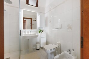 A bathroom with a sink, toilet, and bathtub. - At Nonno Aurelio's: Sea View, Wi-Fi & Air Conditioning (Furore)
