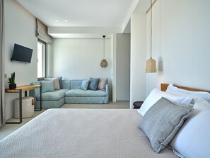 6 soverom, skrivebord, strykejern/-brett og reiseseng for barn