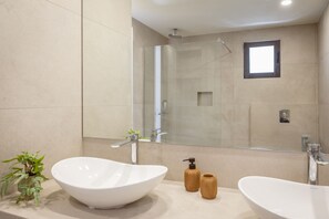 Douche, sèche-cheveux, serviettes fournies