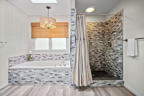 Shower, towels - Lake View, Golf Cart Included - 122 Sand Piper (Fripp Island)