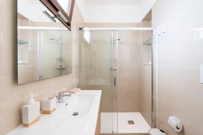 Douche, séchoir à cheveux, serviettes fournies