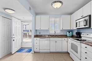 Fridge, microwave, oven, stovetop - Wight Bay 254 by Seaside Vacations & Sales (Ocean City)