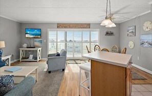 Living area - 2 King Beds - Pool - Walk to the Boardwalk - Great For Concerts/White Marlin (Ocean City)