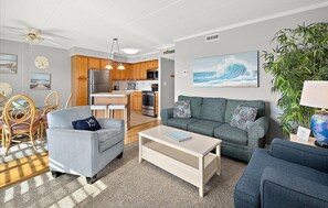 Living area - 2 King Beds - Pool - Walk to the Boardwalk - Great For Concerts/White Marlin (Ocean City)