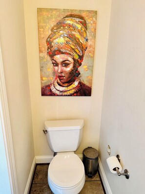 Vasca idromassaggio, asciugacapelli, bidet, asciugamani