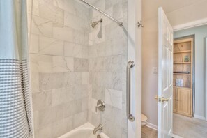 Een douche, handdoeken