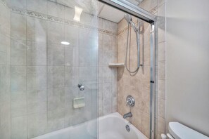 Shower, towels - Atlantis 104 by Seaside Vacations & Sales (Ocean City)