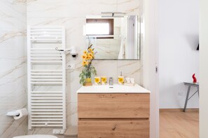 Shower, hair dryer, towels - Amber Room – Romantic Double Room (Leverano)