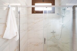 Shower, hair dryer, towels - Amber Room – Romantic Double Room (Leverano)