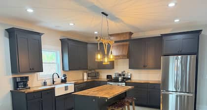 Enjoy the Country! Relax & Unwind with this beautiful 2 BR house in Crane Hill