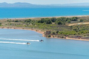 A coastal landscape with a beach, boats, and a distant shoreline. - Comfortable studio, Santa Margarida, Roses (Roses)
