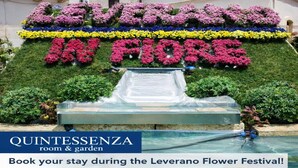 Ett hotellskylt med texten ”QUINTESSENZA – rum och trädgård” och ”Boka din vistelse under Leveranos blomsterfestival!”.