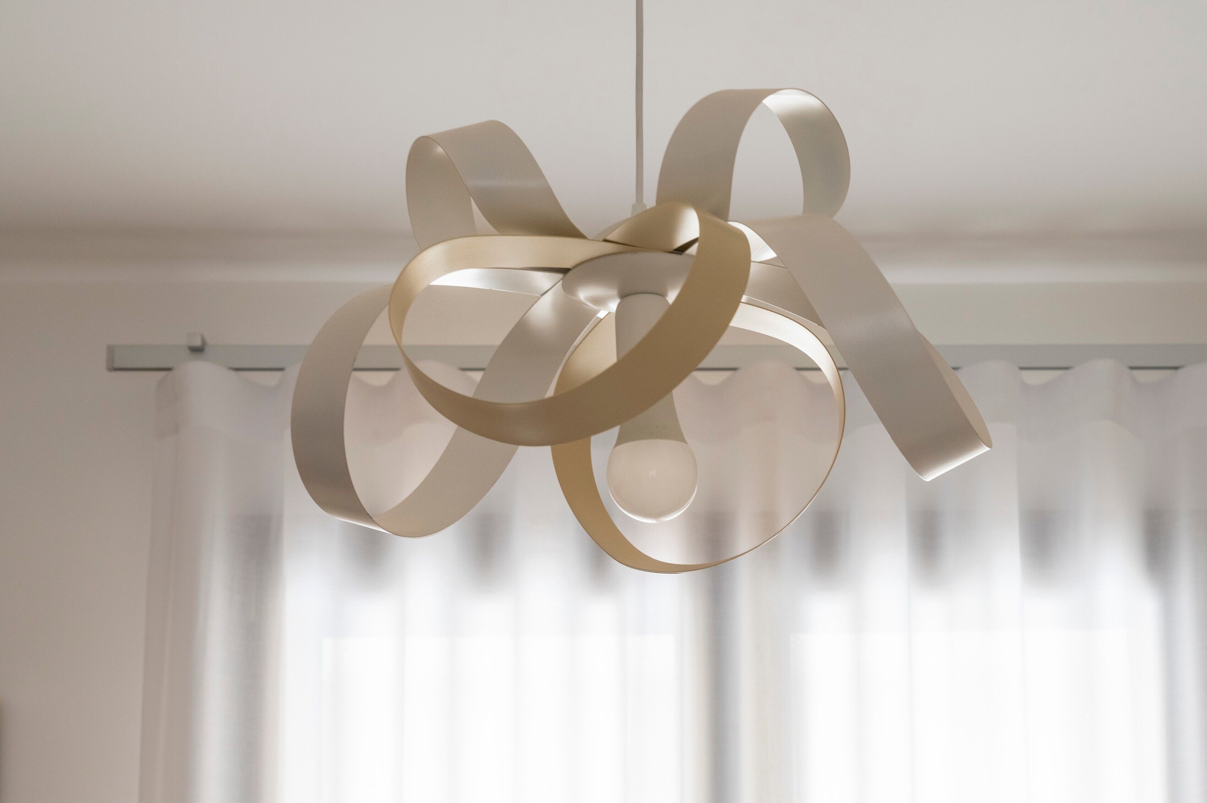 Un lustre moderne au design circulaire.