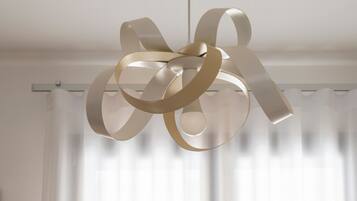 Un lustre moderne au design circulaire.