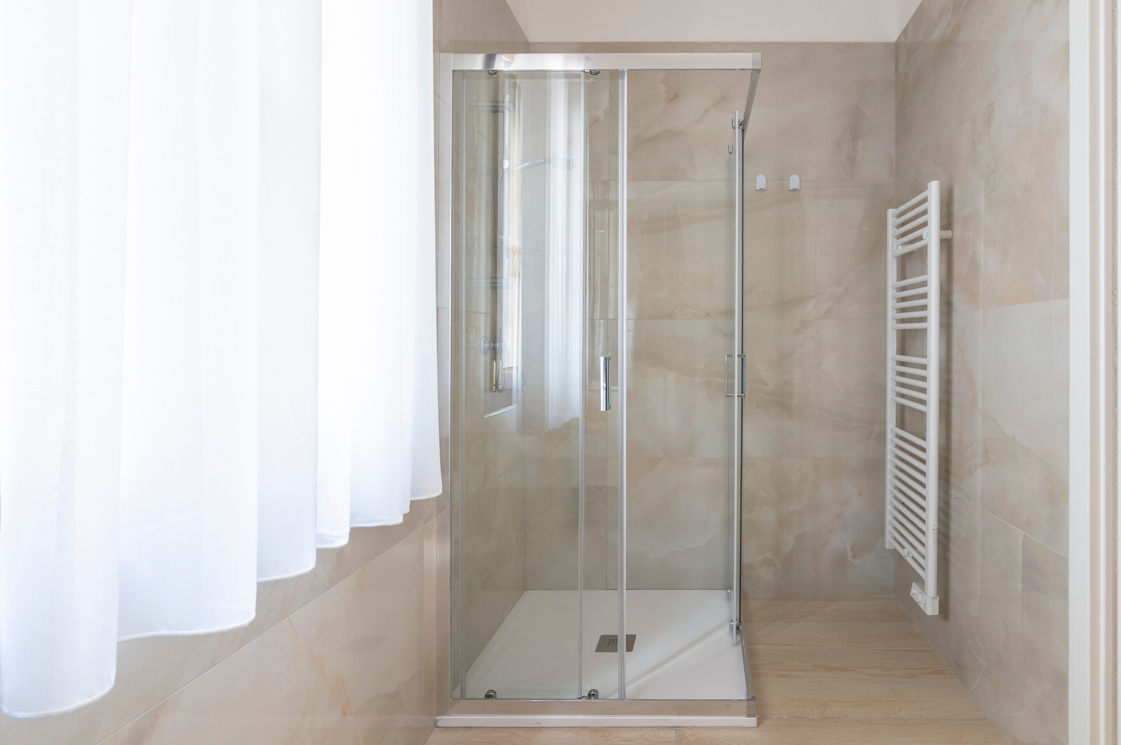 Douche, sèche-cheveux, serviettes fournies
