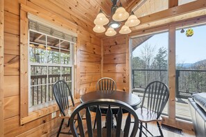 Dining - Relaxing Cabin Hot Tub Game Room Near Attractions (Sevierville)