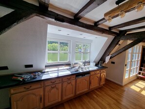 Frigorífico, horno, placa de cocina y lavavajillas