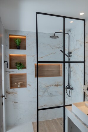 Dusche, Haartrockner, Handtücher
