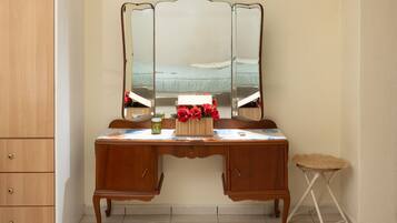 1 Schlafzimmer, Schreibtisch, Bügeleisen/Bügelbrett, Bettwäsche