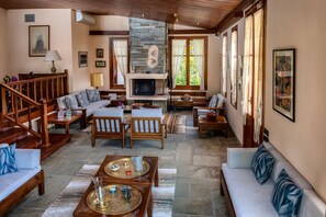 TV, lareira, livros, aparelho de som