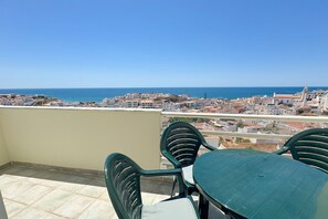 Outdoor dining - Central Old Town Albufeira Apartment (Albufeira)