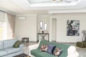 Smart TV - McCarthy Hill Retreat | Luxury Stay w/ Pool (HP83+CQ Accra, Ghana)