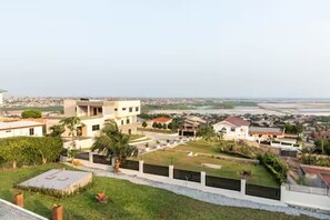 Property grounds - McCarthy Hill Retreat | Luxury Stay w/ Pool (HP83+CQ Accra, Ghana)