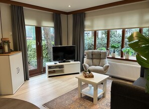 Een televisie en een stereo