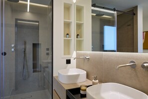Shower, hair dryer, towels - Luxury Penthouse by Fasma Suites (Pireas)
