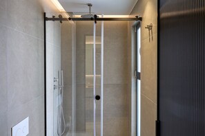 Shower, hair dryer, towels - Deluxe Apartment by Fasma Suites (Pireas)