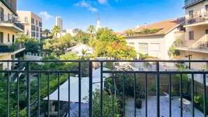 A residential area with multiple apartment buildings, a church spire, and lush greenery. - Nitsana Cachemire in Tel Aviv-Yafo (Tel Aviv-Yafo)