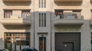 A mid-rise building with multiple balconies, a central entrance, and a garage door. - Nitsana Cachemire in Tel Aviv-Yafo (Tel Aviv-Yafo)