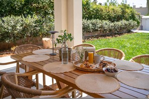 Outdoor dining - Villa Thimi - Luxury Family Villa - Private Pool (Kounoupidiana)